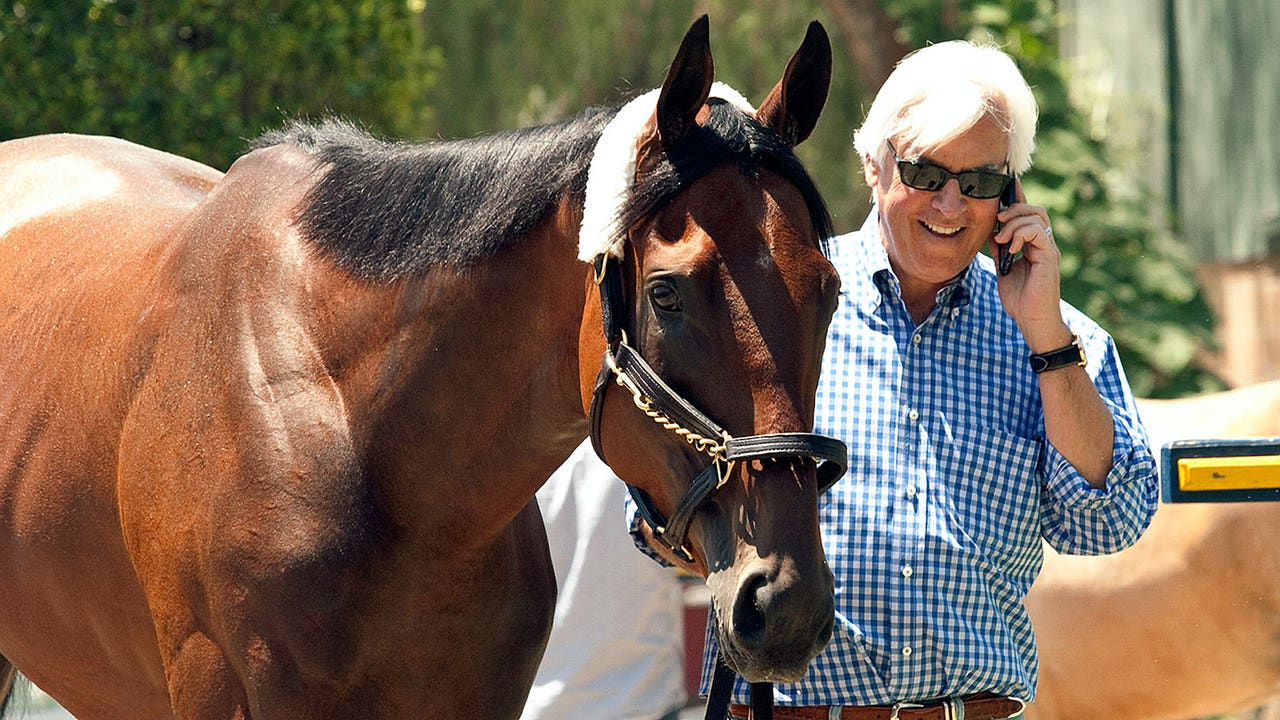 American Pharoah caught in LA traffic en route to Santa Anita